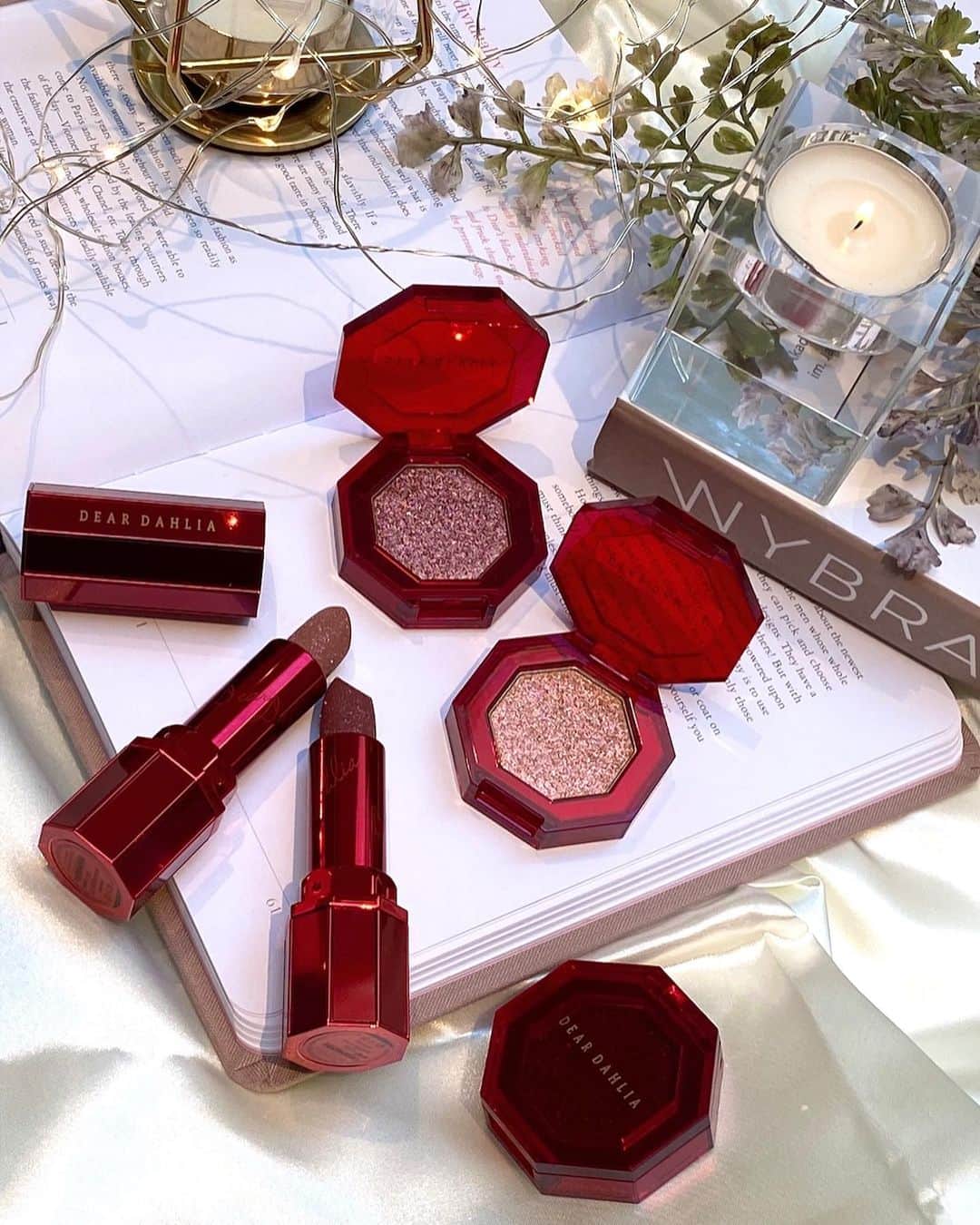 木田絵里香のインスタグラム：「. 2021ホリデーコレクション💄❄︎ @deardahlia_beauty  @deardahlia_japan  . またまたパケが可愛すぎるコスメたち🤦🏻 こんなキラッキラなリップみたことある？✨ キラキラって女の子みんな大好きだよね〜❤︎ 銀座三越で買えるよ😉 . ▼ ◾︎リップパラダイスシアーデューリップスティック 左から S301 CLAUDIA S302 NAOMI . ◾︎パラダイスインテンスシングルアイシャドウ (3枚目)左から DESIRE ADDICTION ILLUSION . #ディアダリア #ヴィーガンコスメ #DearDahlia #ミスティックソウルコレクション #PR」