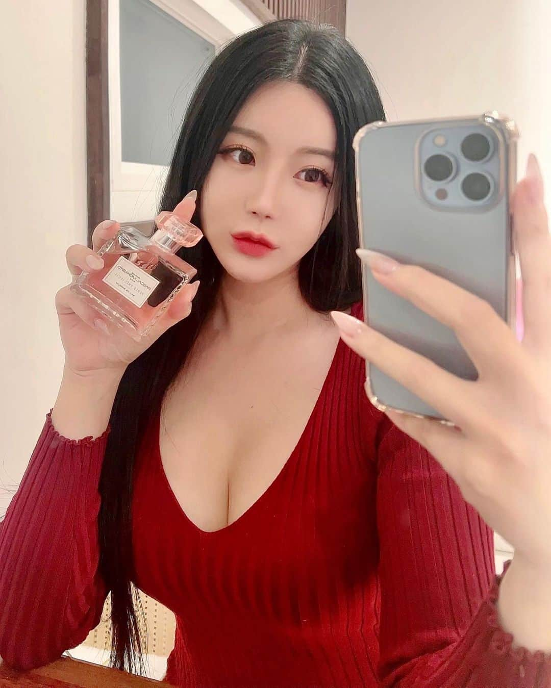 ゴウンのインスタグラム：「향 너무좋잖아💕  #베네퓸 #파스칼모라비토 #세인트힐라리 #향수 #perfume #레이샤고은 #layshagoeun」