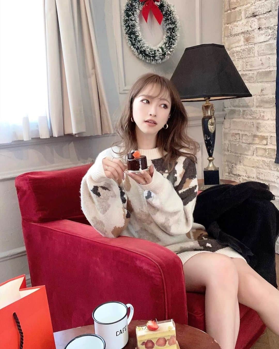 木田絵里香のインスタグラム：「. もうすぐクリスマスだね🥺🎄 . Xmasデートコーデ特集UPされてるからみてね🎅🏽🍗 . #🎄#🐈」