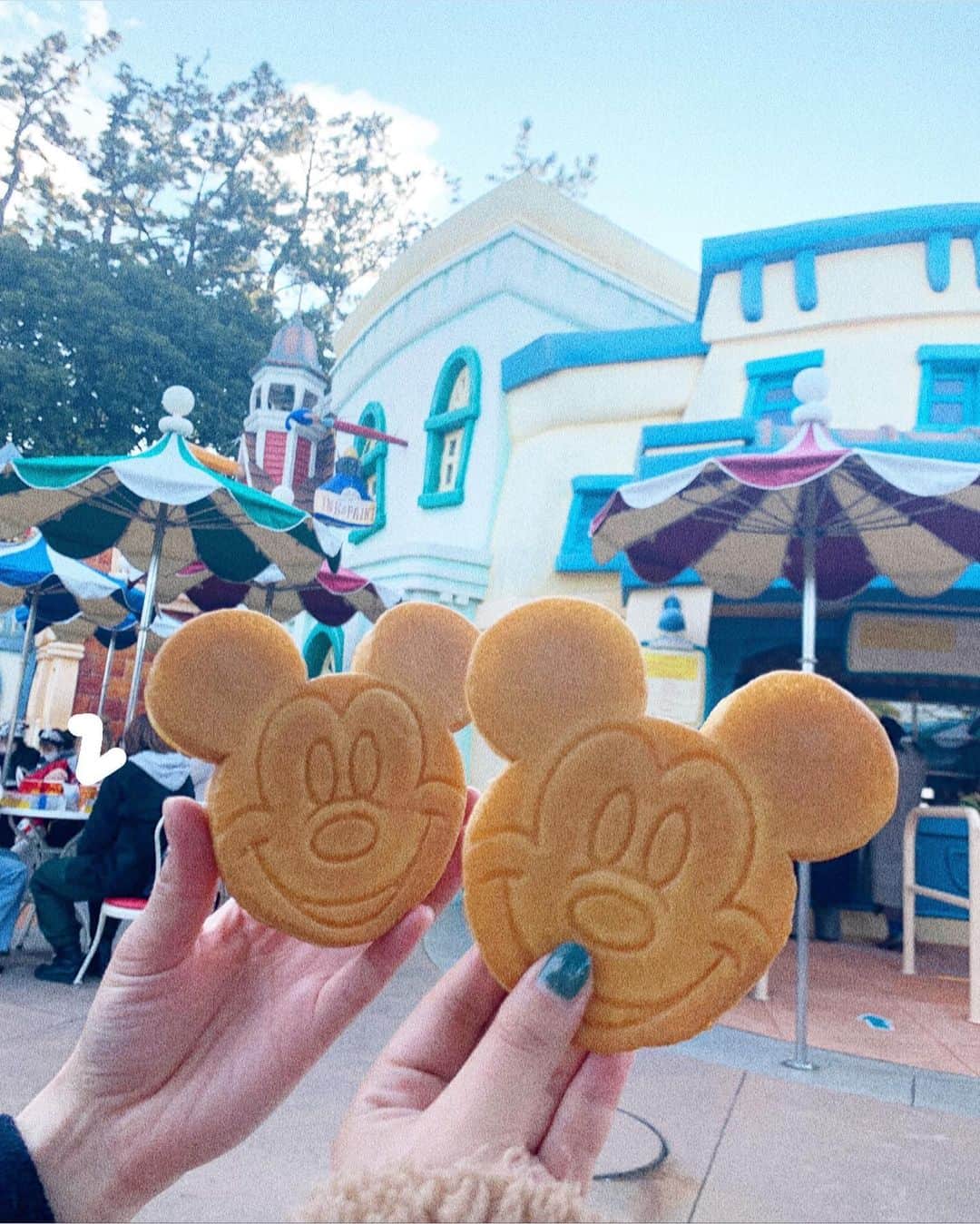 のインスタグラム：「中学校の同級生がお泊まりに来ていて、 楽しかった先週の出来事〜〜☺️♡  感覚としてはもう幼なじみなんだけど、 実は同じ小学校でもなく中学校でも同じクラスになったことなく🥲 (ちなみに私は同じクラスだと思っていた😂) なんで今でも仲良いのか不思議なのですが♡  そんな幼なじみが頑張って取ってくれたのでディズニーランドへ🏰💕 (私は自分の携帯、iPad、すずの携帯どれも繋がらず😢)  お天気にも恵まれて、楽しかった🥺❣️  初めてミニーちゃんに会えてああもうかわいかった...！🥰  #ディズニー #ディズニーランド」