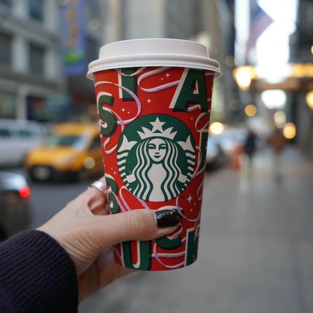 Fashion Headlineのインスタグラム：「スタバ好き必見! 知っておきたいNYのスターバックス事情  スタバ発祥の地アメリカと日本の店舗ではさまざまな違いがあるのをご存知ですか? 今回は、知っておきたい日本との違いや、NY在住スタッフ一押しの日本では味わえないカスタムドリンクについてお届けします。気軽に海外旅行できる日が待ち遠しい! 早速チェックして。  詳しくは、 https://www.fashion-headline.com/article/131910  #スターバックス #スタバ」
