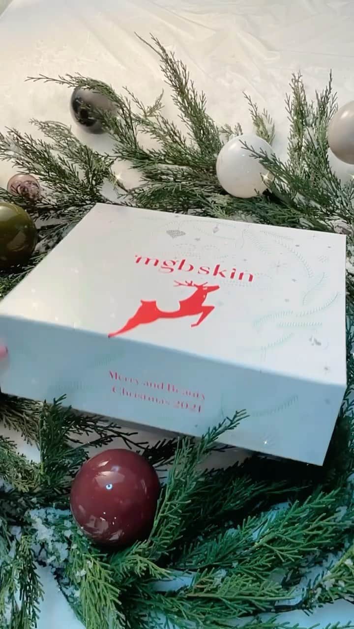 megbabyのインスタグラム：「みんな準備はいいかな🥺💓❓いよいよこのあと17時から @megood__beauty のクリスマスボックス発売です🎄✨  新商品クリーム2種類が先行お試しできるクリスマススペシャルボックスが発売スタートします🙋🏻‍ 今回もクレイジーな価格設定にしているので見逃したら絶対損😂  在庫は去年の4倍用意したのでたぶん大丈夫だと思います😤💦 心配なので買えたらコメントで報告お願いね🥺  12月13日17:00 ON SALE 数量限定 「🦌❄️CHRISTMAS SPECIAL BOX 2021❄️🦌」 💜HIGHCERA CREAM LIGHT(1%) ￥5,940 🤍HIGHCERA CREAM RICH(4%) ￥8,800 💜CERAMIDE SKIN BARRIER MASK 5EA ￥1,870 ¥10,670(税込) ＊￥16,610 (税込)相当 なんとハイセラクリームライト1個分がお得に🤩  セラミドの良さを存分に感じでもらえる自信作になっています✨ ころんとしたフォルムもかわいすぎる😂💜🤍  Merry and Beauty Christmas🎅💋✨🎄  #鉄壁保湿クリーム #財閥オンマクリーム #megoodholiday #megoodbeauty #mgbskin」