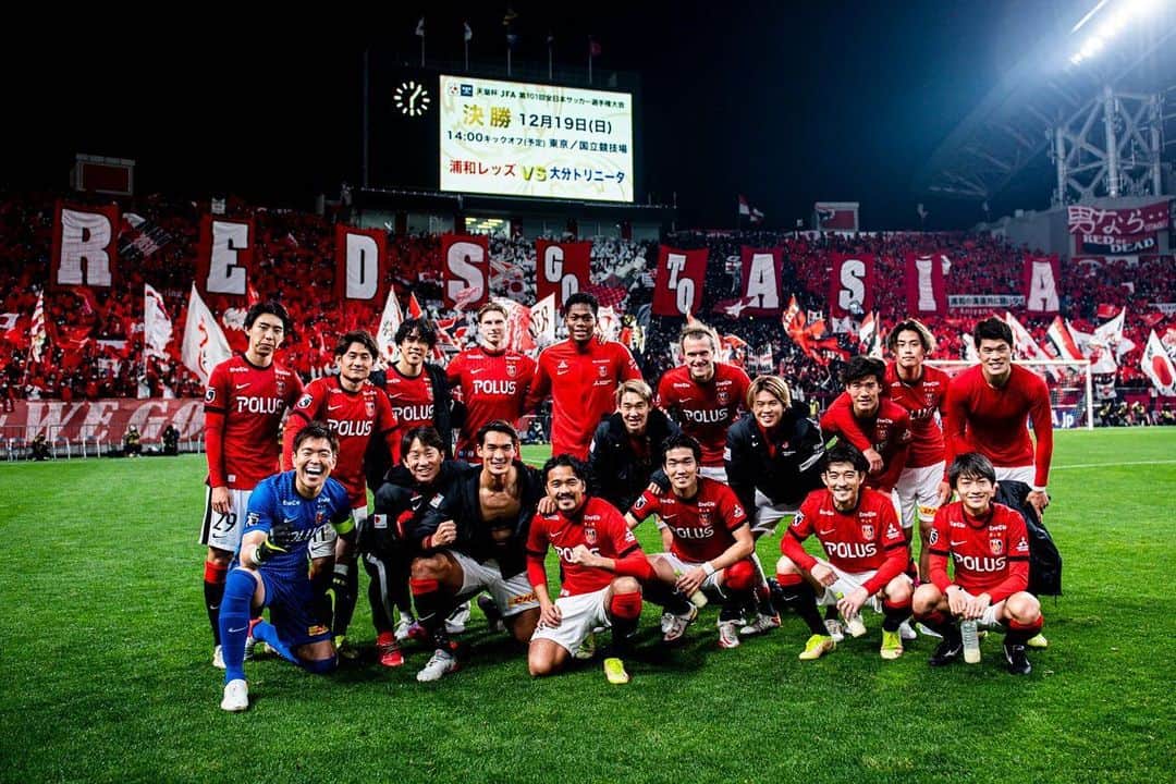 酒井宏樹のインスタグラム：「あと1つ。 みんな笑顔でもう1枚撮りましょう。 素晴らしいスタジアムの雰囲気をありがとうございました！ #天皇杯 #浦和レッズ」