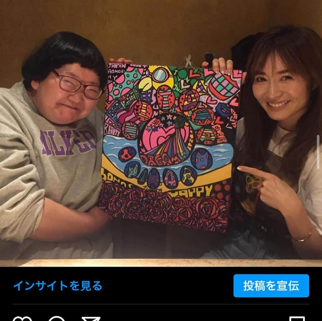 新山千春さんのインスタグラム写真 - (新山千春Instagram)「大好きな ひーちゃんと 新大久保で海鮮ランチしてきた！  ひーちゃんの描く絵の世界観も 大好き！  家にも何枚も飾ってる✨  今日も やっぱり あったかく包んでくれて 楽しませてくれる 大切な人！！  楽しいのはもちろん、 弱いところも 何もかんもさらけ出せて がははは🤣笑って  明日もがんばろーって 大きなpowerもらったよ！  沖縄での🎨個展も ほんとにほんとに おめでとう🎉  #ピン芸人ひとみ　ちゃん #art芸人 #カンジャンケジャン #新大久保 #海鮮料理 #新山千春  ひーちゃん @japanesecomedianart.hitomi」12月13日 16時59分 - chiharuuu_0114