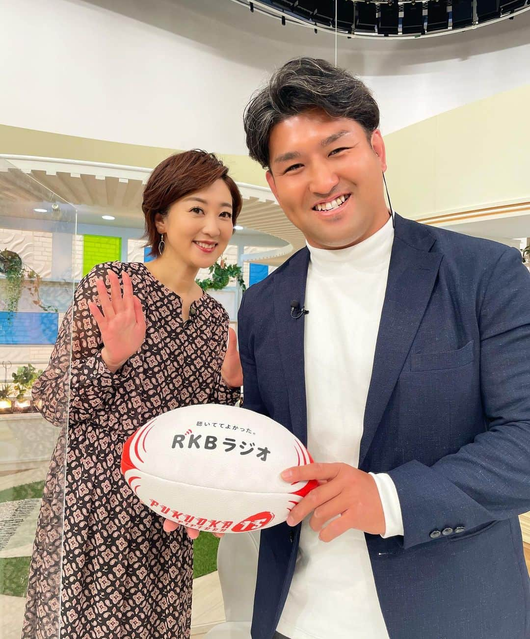 池尻和佳子さんのインスタグラム写真 - (池尻和佳子Instagram)「「タダイマ！」この後のスポーツコーナーは、全国高校ラグビー、花園で優勝を目指す東福岡高校にトゥイさんこと築城さんが潜入していますよ💪  強さの秘訣、是非ご覧ください🏈  #スポーツ#コーナー#トゥイ さん#築城昌拓 さん #rkb#タダイマ#月曜日#ラグビー#花園#全国高校ラグビー  #27日#開幕#楽しみ#実況#佐藤巧 アナウンサー #オンライン#東福岡 高校#東福岡ラグビー部  #アナウンサー#lounie#lycka#天神#ソラリアプラザ #衣装#スタイリスト#さけみゆみさん#池尻和佳子 #onepiece#ワンピース」12月13日 17時07分 - wakako_ikejiri_rkb