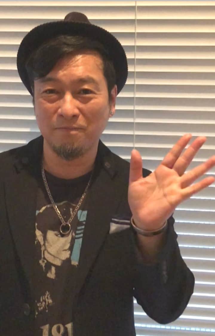 のインスタグラム：「／ 【🎉開催まであと6️⃣日🎉】 🎵12/19(日)開催！🎵 WAVOC presents 災害ボランティア支援 ゴスペラーズ アカペラコンサート ＼  本日はゴスペラーズ黒沢 薫からメッセージが届きました💌  視聴チケットはゴスペラーズ公式HPをご覧ください！  #ゴスペラーズ #WAVOC #黒沢薫」
