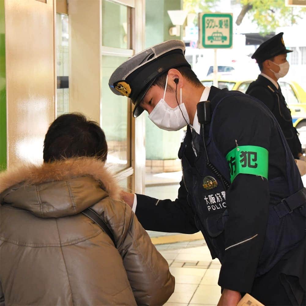 大阪府警察さんのインスタグラム写真 - (大阪府警察Instagram)「【STOP特殊詐欺/無人ATM特別警戒】 令和3年12月2日、豊中市のせんちゅうパルにおいて、無人ATM特別警戒を実施しました。 還付金詐欺の被害防止を図るため、被害発生多発地区の無人ATMに警察官を配置し警戒を強化するとともに、「携帯電話で通話しながらATMを操作している人には必ず声をかける」等を根付かせる運動（ATMで声かけ運動）を実施しています。  #大阪府警察公式 #大阪府警察 #大阪府警 #府警 #警察 #警察官 #お巡りさん #おまわりさん #ポリス #POLICE #制服 #豊中市 #せんちゅうパル #特殊詐欺被害防止 #特殊詐欺 #詐欺 #被害防止 #STOP #無人ATM #特別警戒 #警戒 #強化 #通話しながら #声をかける #声かけ運動 #確かめる #相談する #騙されないで #機動隊 #指揮官車」12月13日 17時02分 - fukei_koho