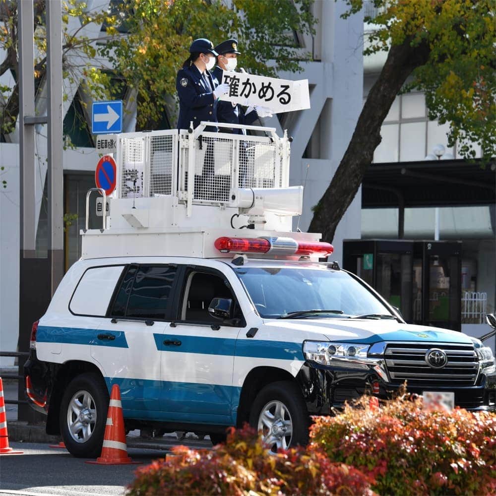 大阪府警察さんのインスタグラム写真 - (大阪府警察Instagram)「【STOP特殊詐欺/無人ATM特別警戒】 令和3年12月2日、豊中市のせんちゅうパルにおいて、無人ATM特別警戒を実施しました。 還付金詐欺の被害防止を図るため、被害発生多発地区の無人ATMに警察官を配置し警戒を強化するとともに、「携帯電話で通話しながらATMを操作している人には必ず声をかける」等を根付かせる運動（ATMで声かけ運動）を実施しています。  #大阪府警察公式 #大阪府警察 #大阪府警 #府警 #警察 #警察官 #お巡りさん #おまわりさん #ポリス #POLICE #制服 #豊中市 #せんちゅうパル #特殊詐欺被害防止 #特殊詐欺 #詐欺 #被害防止 #STOP #無人ATM #特別警戒 #警戒 #強化 #通話しながら #声をかける #声かけ運動 #確かめる #相談する #騙されないで #機動隊 #指揮官車」12月13日 17時02分 - fukei_koho