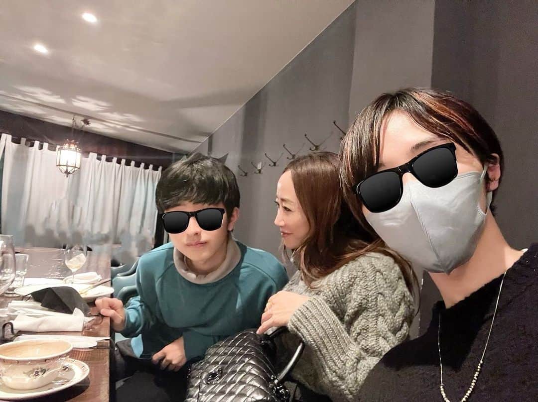 神崎恵さんのインスタグラム写真 - (神崎恵Instagram)「12月13日。今日またひとつ年を重ねました。 今年も元気にこの日を迎えられたことがとても嬉しいです。 数日前から、たくさんのメッセージをありがとうございます。 これからも更にわたしらしく、タフさとやわらかさを大切に、進化していきます。 支えてくださる方々、パワーの源でもある家族へ、感謝を込めて。 ありがとうございます✨  週末、長男、次男と待ち合わせて恋しかったレモンパスタと赤鶏のバターチキンを食べに。 息子と美味しいものに囲まれた幸せな時間でした🤤💕  今夜は夜遅くにライブができたらなと思っています。ゆるりとできたらなと。 22時とか23時くらいになるかなぁと。」12月13日 17時02分 - megumi_kanzaki