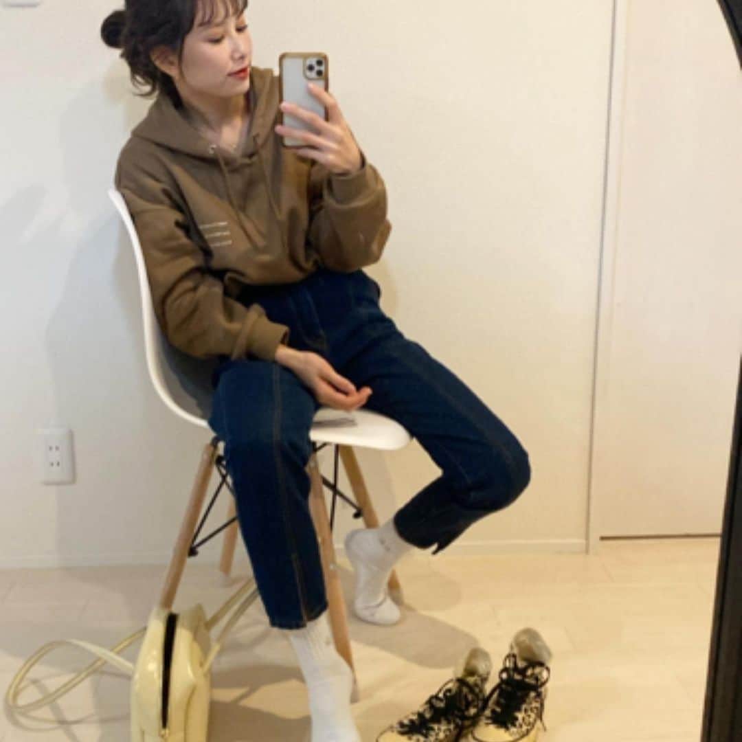 m.a.c.o.zのインスタグラム：「プチプラで、楽ちん服  @reedit_official このスウェットの中の 裏起毛具合がフワサラで気持ちいい🥺 ♡ネックレスチラ見せっ  デニムも前にスリットあって、 これはオールシーズン サンダルとかにも合いそう💗 最高！ ウエストピッタリ！形綺麗🥲🧡 下にモコモコのヒートテック忍ばせて 防寒もバッチリ😍 ラインも綺麗でこれは本当に 買ってよかった！！ってやつ🤦‍♀️💗  #reedit #リエディ #リエディスタ#エシカルファッション #サステナブル #SDGs#カジュアルコーデ#冬コーデ#低身長コーデ#コーデ#ブーツコーデ#デニムコーデ#お洒落さんと繋がりたい#冬服」