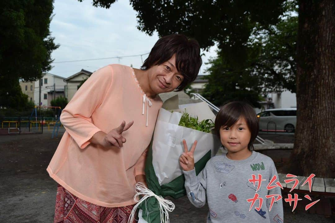 サムライカアサンのインスタグラム：「. よい子役 城島茂 さん クランクアップ写真📷💕  幼少期のたけし役 西川諄くんと 一緒にクランクアップ👏 「楽しかった？」と諄くんに 優しく語りかける城島さんはオカンそのもの😭  「お母ちゃんもめっちゃ楽しかったよ！」 と、素敵な笑顔のクランクアップでした💚  ／ #サムライカアサン 今夜24:59～❤️‍🔥 ついに最終話 ＼  お楽しみに〜🤗💓  #サムライカアサン #ついに今夜最終話❣️ #城島茂 #TOKIO #大西風雅 #Lilかんさい #関西ジャニーズJr. #井頭愛海 #有野晋哉 #よゐこ #関ジャニ∞ #ココロに花 #8BEAT」