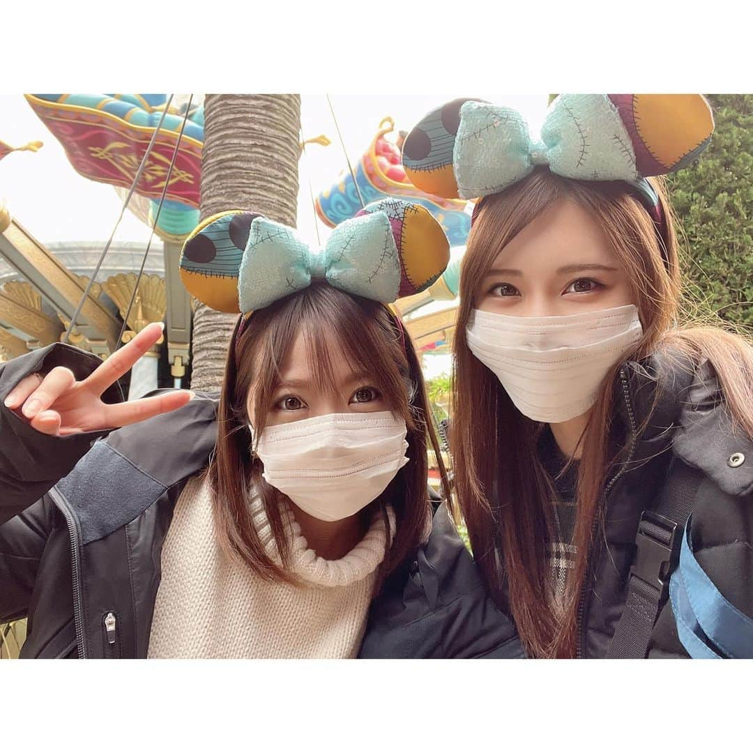 山本成美のインスタグラム：「⁡ ⁡ ディズニーマスクした写真ばっかり🥲 早くマスクなし生活したいね ⁡ マスク跡のシミが話題になってて 恐怖すぎてめっちゃお手入れしてるんだけど、肌にハリが出てきたねって身近な人に褒められて喜✨ ⁡ マスク無し生活になっても困らないから 早くおいでよNoマスク生活 ⁡ ⁡  ⁡ ⁡ ⁡ #美肌生活 #肌ケア #肌質改善  #エスビューティークリニック #sbeautyclinic #skincare  #skinpeeling #facecare」