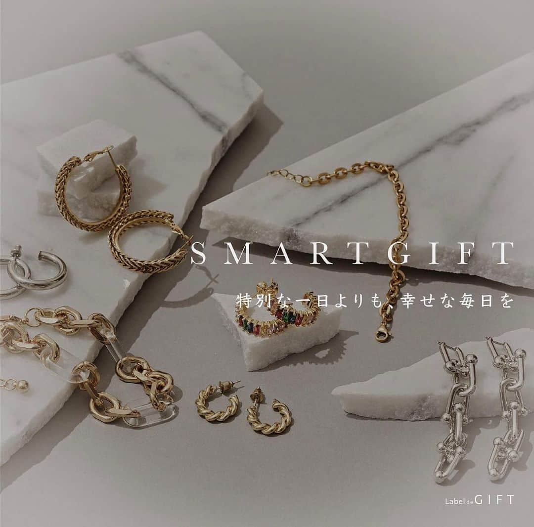 長谷川唯のインスタグラム：「・ ・ そして私がセレクトしたアクセサリーが発売されました✨ SMARTGIFTは、゛ほんの気持ち゛をコンセプトに大切な人にちょっとしたプレゼントをしたい時や、丁度良い価格で人は違うセンスを出せるアイテムとなっております😌✨ ・ ・ まだまだ未熟者ですが、応援してくれたら嬉しいです😌♥️さーー走り続けます👌🏻笑 ・ ・  #アクセサリー #accessories #jewelry #new #original #pierce#love #happy#today #アクセサリー女子 #girl #smartgift #gift #ギフト #present #プレゼント #結婚祝い #記念日 #記念日プレゼント #anniversary #誕生日 #誕生日プレゼント #gold #サージカルステンレス #プチプラ #大人可愛い #ブレスレット #ピアス #ootd #fashion」