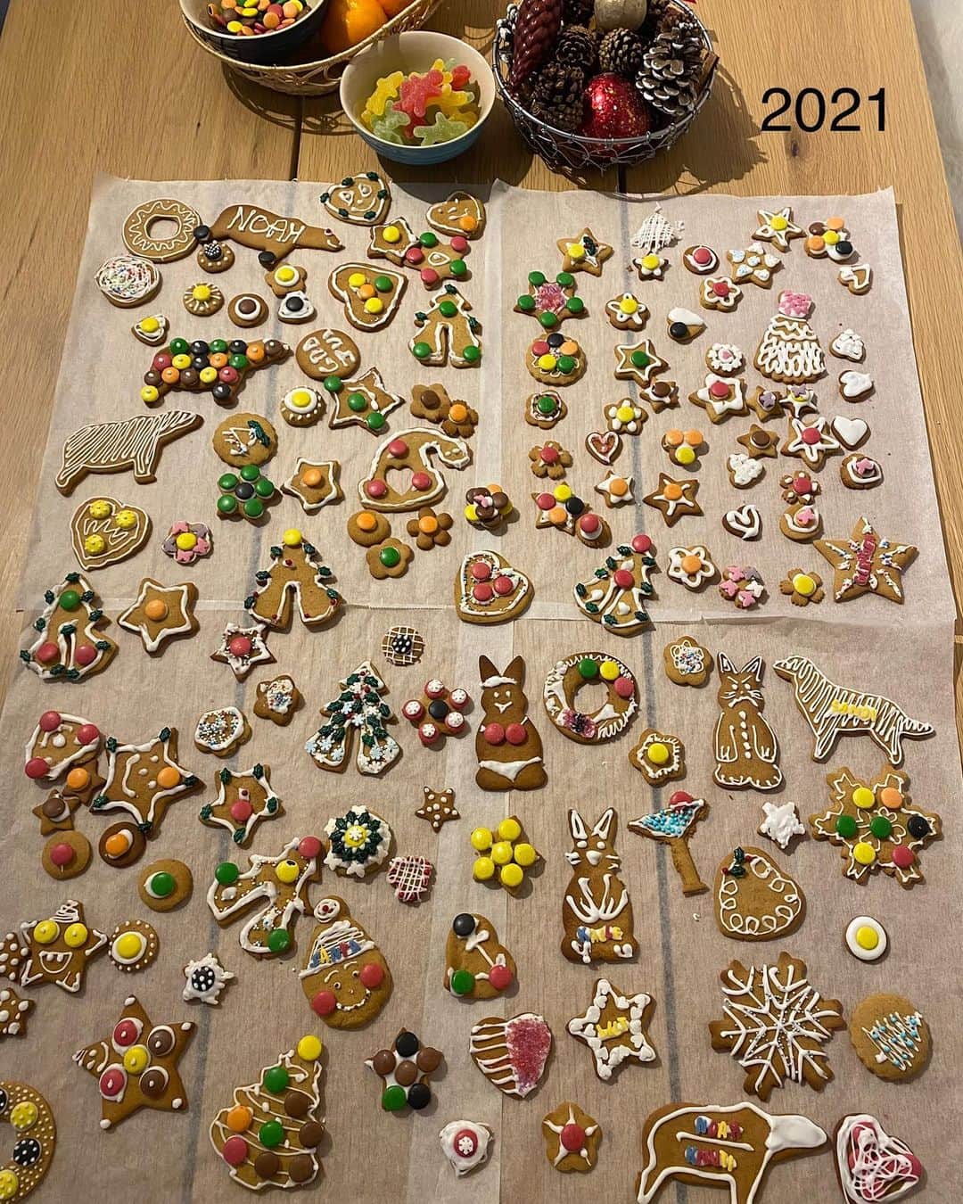 Rie's Healthy Bento from Osloのインスタグラム：「My family has this nice tradition for Christmas “pepperkakekveld” (we bake ginger bread cookies and decorate them together and have a dinner afterwards) 🎄　and we enjoy it every time !! We baked last night for this year and I attach last year’s and the year before that. It feels Christmas is near 🤶 #julen #jul #christmas #christmascookies #norway #gingerbread #pepperkaker #クリスマスクッキー　#クリスマス　#クッキー」