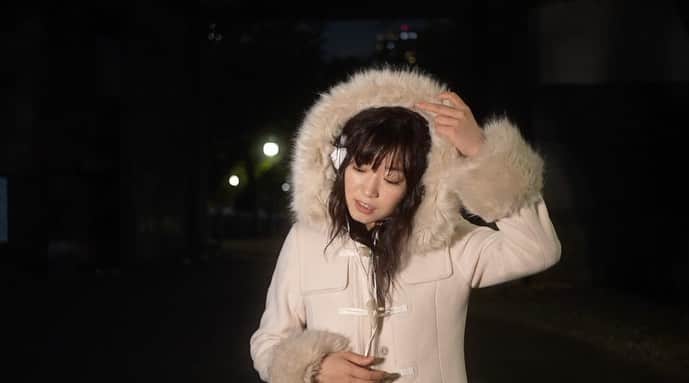 のインスタグラム：「もこもこ大好き星人は 寒すぎて全身もこもこになりたい。 可愛さとかでなく、 暖かさと気持ちよさがもう！！！！  少しでもチクチクするセーターが 急に着られなくなったのもある。  もこもこもこもこ( ˊ̱˂˃ˋ̱ )  この写真は先月の作品のもの 自主制作写真集 Photo Kinema https://kokoneshop.thebase.in/  #winter #japan  #iloveworms #mokomoko  #nightphotography #act  #actress #kokonesasaki #sasakikokone  #もこもこ #ふわもこ #全身もこもこで過ごしてます #ぬくぬく #冬の夜 #次回作 #これ撮ったのは #真夏です #俳優 #佐々木心音」