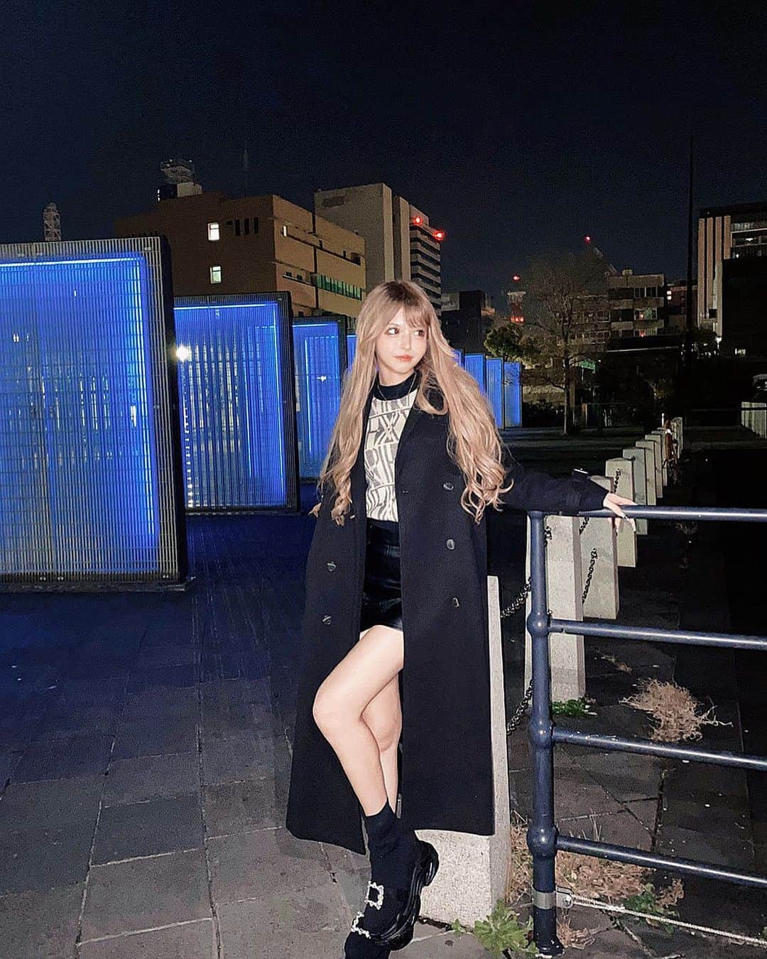 アンジェリカのインスタグラム：「🏙❤️ ▬▬▬▬▬▬▬▬▬▬▬▬▬▬▬▬▬▬▬▬▬▬ஜ۩۞۩ஜ▬▬▬▬▬▬▬▬  この前夜景に☁️ ꫛꫀꪝ✧‧˚のロングコート初おろし🤍　 . →@resexxy_official のだよ❤︎ 超形キレイだからお気に入りん💕 .  ▬▬▬▬▬▬▬▬▬▬▬▬▬▬▬▬▬▬▬▬▬▬▬▬▬▬▬▬▬▬▬▬▬▬▬▬▬ #あんじぇコーデ」
