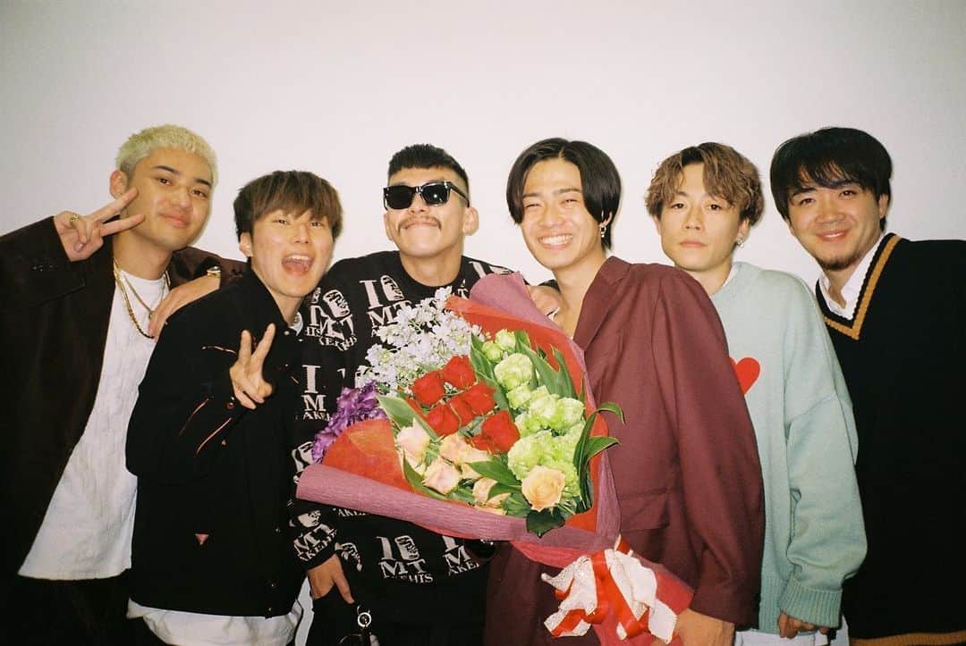 青木りおのインスタグラム：「300万人おめでとう 大実績の裏の泥臭過ぎる努力を真横で見てる分、今回はかなり食らいました。 令和最前線を真横で見れる僕は大変幸せです。 燃え尽きなさすぎ症候群の疑いが濃厚ですが、落ち着いたら朝まで呑んでコンビニ飯食べましょう。 いつも良い背中をありがとう。」