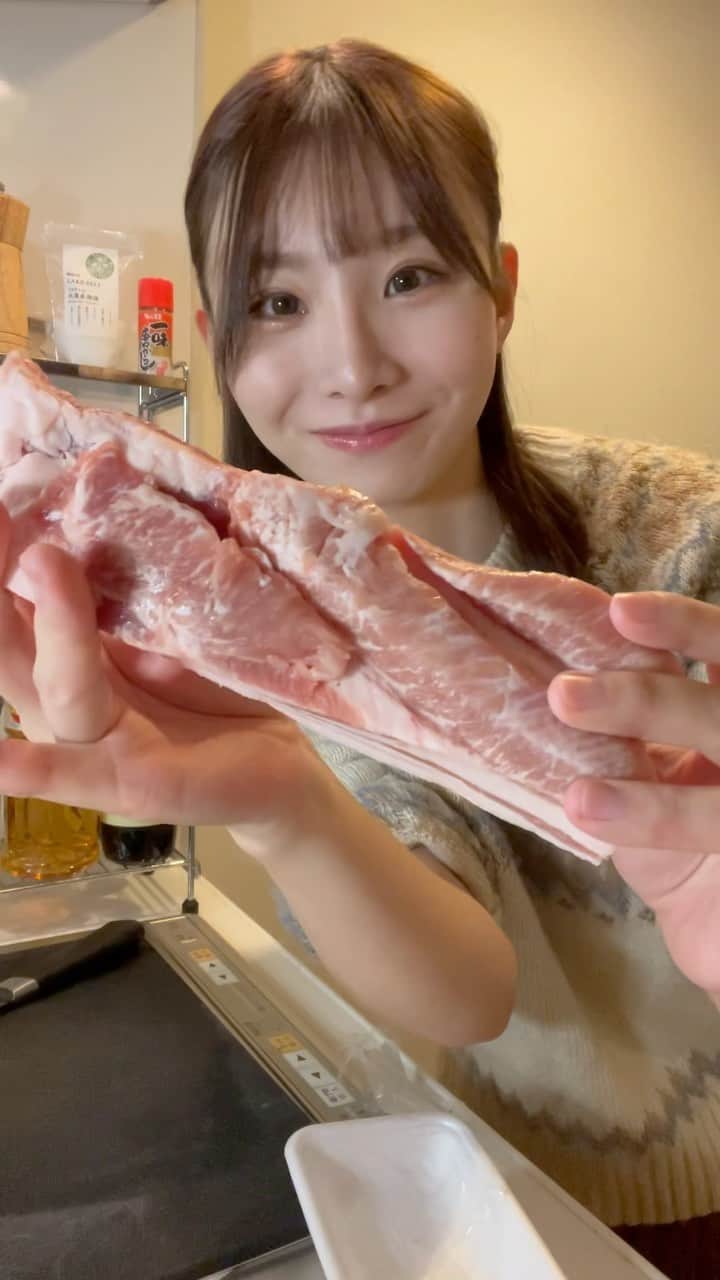 のインスタグラム：「改めまして、セクシー女優の 伊東める です！ スカパーアダルト放送大賞にノミネートされたのをきっかけに、何か自分のチャンネルを作れないかと思い始めてみました！料理だけでなく、他に好きなことも発信していけたらと思います！🙌🏻  📝レシピの参考にどうぞ。 📌滷肉飯（ルーローハン） 【材料】2人前  ・豚肉：600g（皮付きだとなお◎） ①砂糖：大さじ2（あれば氷砂糖） ・水：大さじ1 ②砂糖：大さじ2（あれば氷砂糖）  ・水2カップ ・醤油：80ml ・酒：1/2カップ ・オイスターソース：大さじ2 ・フライドオニオン：40g（あれば） ・胡椒：少々（あれば白胡椒） ・五香粉：小さじ1（あれば）  ・ゆで卵：２個 ・ご飯：適量  📌蘿蔔糕（大根餅） 【材料】2〜3人前  ・大根（千切り）：3cmほど ・干し椎茸（水で戻して1cm角切り）：4gほど ・桜エビ（粗みじん切り）：5g ・ごま油：適量  ・水：1/2カップ ・砂糖：小さじ1 ・塩：小さじ1/2 ・胡椒：少々（あれば白胡椒  ・水：150ml ・片栗粉：30g ・小麦粉：120g（あれば米粉）  #伊東める#伊東愛瑠#いとめるクック好吃#いとめるクック#做菜#料理」