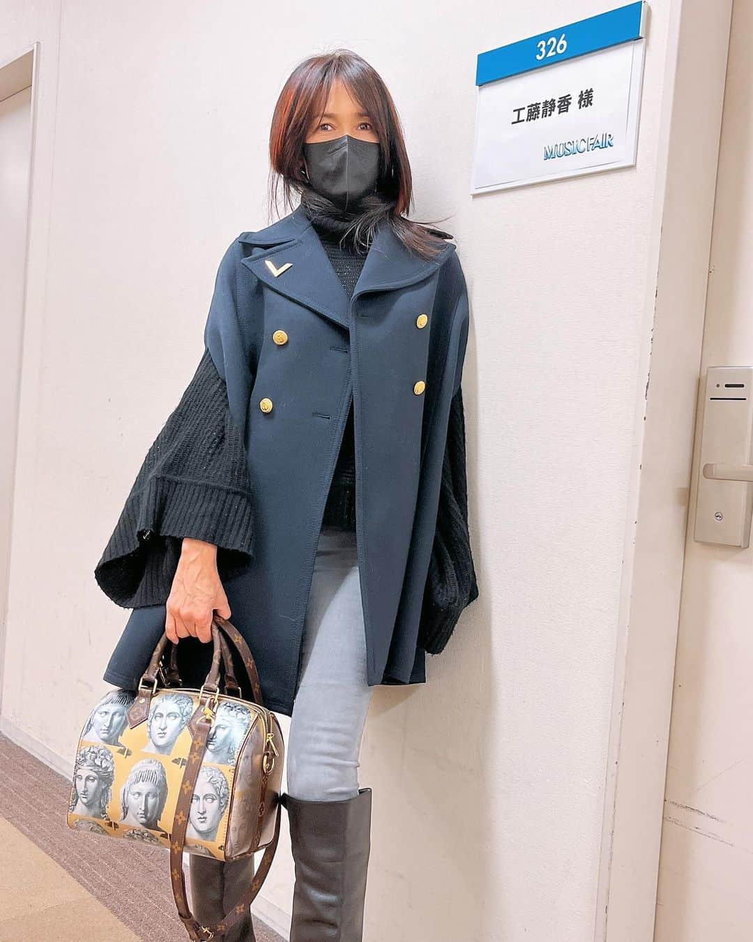 工藤静香さんのインスタグラム写真 - (工藤静香Instagram)「TV収録をさせていただきました。 入りと帰りの写真です😂 また放送日など改めてお知らせさせてください。  帰りもマスクは撮影時のみはずしています🙏  ジャケット　 @maisonvalentino   バッグ @louisvuitton」12月13日 18時54分 - kudo_shizuka