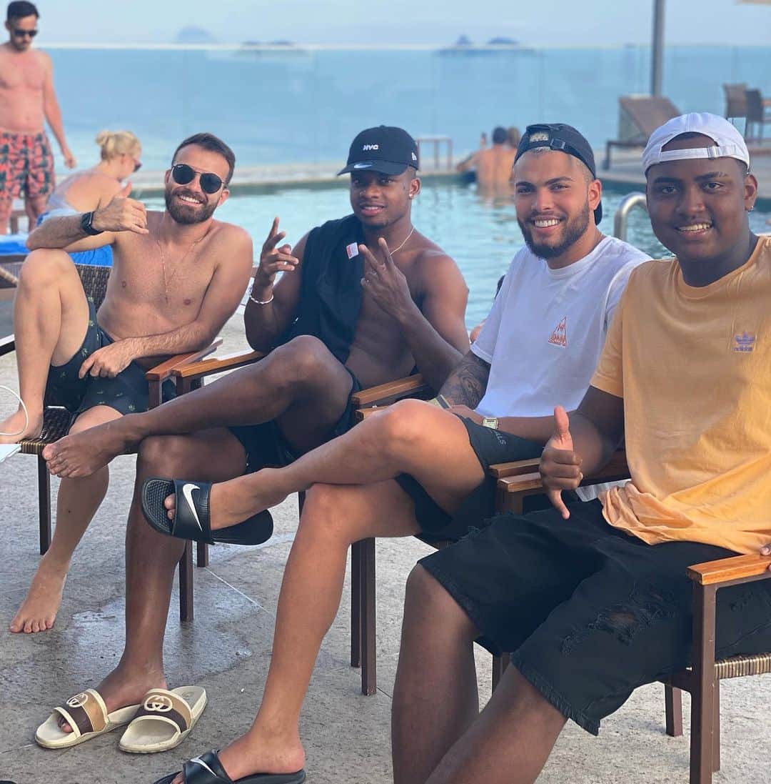 リンコンのインスタグラム：「E lá vem eles de novo… 🥱」
