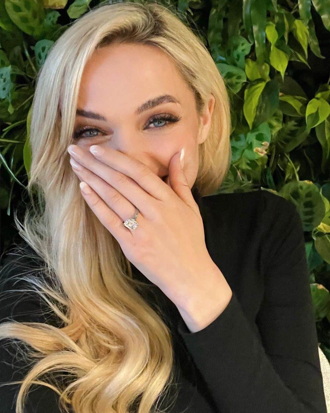 エム・フォードのインスタグラム：「Instagram VS reality of how it feels to get engaged 💍🙈. I 100% did not stop crying all night 🤣.   It happened at home on our weekly ‘Friday Night Date Night ’ in the most perfect way, and Lola was right by J’s side whilst he was down on one knee 😭.   We’ve been in a happy little bubble for the past week to let it all sink in… and it’s so nice to finally share our news with you all.   Thank you so much for your comments, DM’s, & texts - we’re blown away by how lovely everyone has been.   I have no idea how to plan a wedding, or where to even begin with looking for a dress - so if you have any suggestions on your favourite wedding accounts or wedding dress designers - please tag them below!! We have a wedding to plan guys 😭.   #engaged #isaidyes」