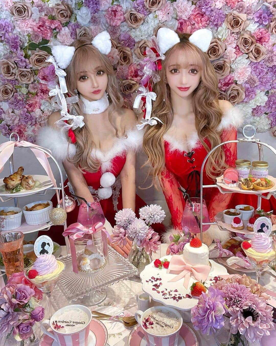 真優川咲さんのインスタグラム写真 - (真優川咲Instagram)「#🤶#🎄#☃️#💝 ✨  【 @gingergardenaoyama 】にて💓 りなちゃん💓と#クリパ#デートしたよ👯‍♀️💚❤️✨  あたし達の担当美容師✂︎✨ 【 @kei0926 】に#おそろっち の#リボンヘア に セットしてもらいました✌️🎀💓  お互いのプロデュースした#サンタコス を着て 可愛良すぎるカフェで終始萌きゅん💓👯‍♀️🎅🏻🥰💋 #猫耳 も#双子 感あって #可愛すぎる よね🥺💓  私の着てる衣装は既に完売してしまってるのですが..🙇‍♀️#感謝 💖  #クリスマス 本番までまだまにあう #可愛い#サンタコスプレ が沢山あるのでぜひ 【 @dress_sugar @jewelsdress 】でGETしてね😘💕 #love  #happy #メリクリ #女子会 #咲プロデュース #MerryChristmas 💋」12月13日 21時11分 - saki_411