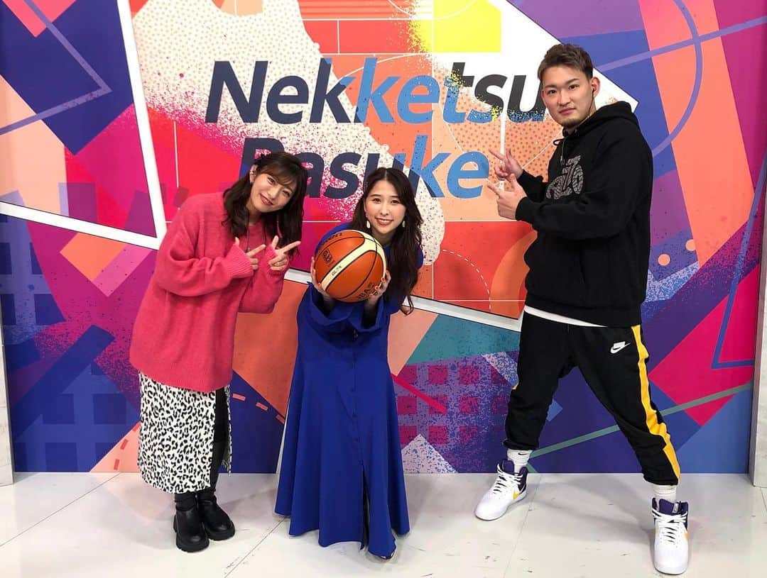 白戸ゆめのさんのインスタグラム写真 - (白戸ゆめのInstagram)「🏀 . #熱血バスケ  今日は高校バスケを特集しました✨ . スタジオには 同い年のももいろクローバーZ 玉井詩織さんが遊びにきてくれました💛 . たくさん高校時代踊ったし 今でもカラオケで絶対歌うし たくさんももクロさんの歌には元気づけられたので ご一緒出来て嬉しかったです🥰 . 青木さんは安定のやりやすさで いつも助かっています！ありがとうございます😊 だから、１枚目を しおりんとのツーショットにしたことを どうか怒らないでください🤣 . 来週は吉澤さんスタジオです〜ぜひご覧ください🎶 . #バスケ #高校バスケ #nhk #ももいろクローバーz #ももクロ #イエロー #しおりん #玉井詩織 さん #青木太一 さん #アオキックス さん #travisjapan #吉澤閑也 さん #しずっち」12月13日 21時13分 - yumeno.s_