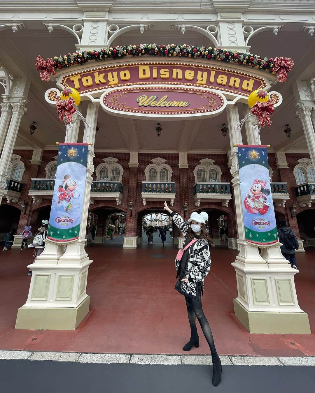 平山美春さんのインスタグラム写真 - (平山美春Instagram)「Tokyo Disney Land!!!🪅✨ Christmas ver.🎄💕 久しぶりに❣️やっぱり来るだけでテンションが上がる🥳🥳 かぶり物も暖かいやつで💕 . #disney #disneyland  #tokyodisneyland #disneygram  #ディズニーランド #ディズニー  #ディズニーコーデ #ディズニー写真部」12月13日 21時23分 - miharuhirayama