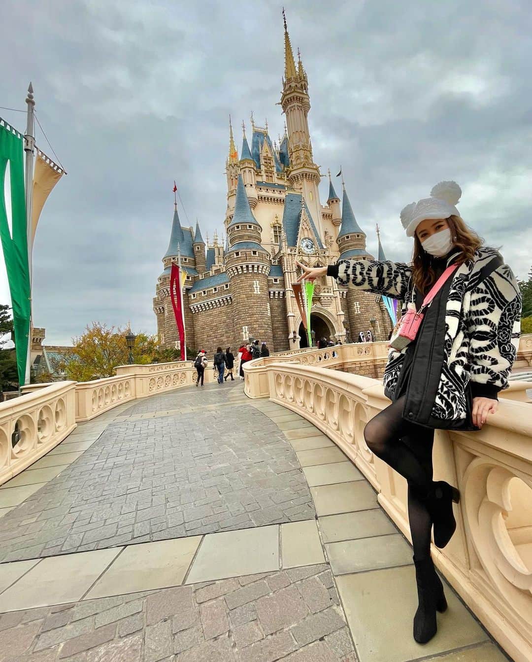平山美春のインスタグラム：「Tokyo Disney Land!!!🪅✨ Christmas ver.🎄💕 久しぶりに❣️やっぱり来るだけでテンションが上がる🥳🥳 かぶり物も暖かいやつで💕 . #disney #disneyland  #tokyodisneyland #disneygram  #ディズニーランド #ディズニー  #ディズニーコーデ #ディズニー写真部」