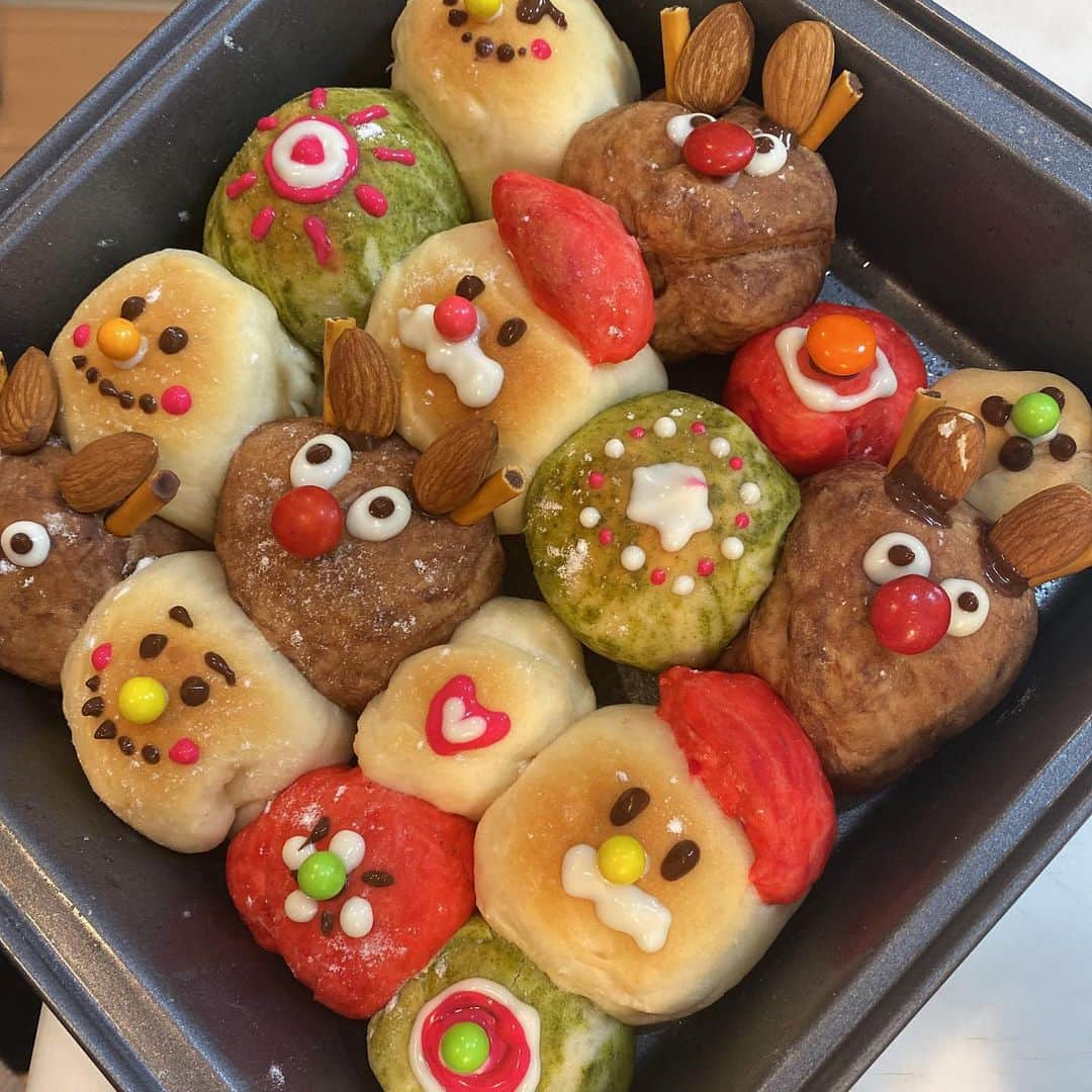 まみむめもちおのインスタグラム：「初めて作ったちぎりパン というかパン作ったの初めて🍞 初にしてはいい感じかも･֊･ . .  #初挑戦  #ちぎりパン  #クリスマス  #風    #美味しく  #できて  #満足  #😋」