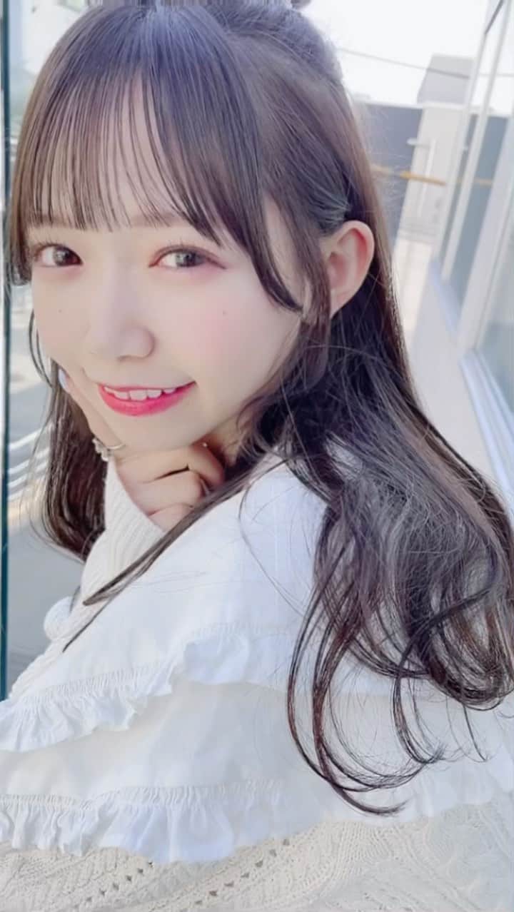 畑美紗起のインスタグラム：「わちゃわちゃしてるわたし🍡🤍  たくさん動画撮っていただいたので リールにしてみたよ、どうかな？😊🌸  @cachetaro @sumikapi5 🧸🪄  #ハーフお団子 #ハーフアップお団子 #ヘア #ファッション #髪色 #髪型 #髪型アレンジ #前髪 #わたるマジック #シースルーバング #シースルー前髪 #ヘアアレンジ #ヘアカラー #今日のコーデ #冬コーデ #ラストアイドル #ラストアイドル2期生 #ラスアイ #畑美紗起 #fashion #fashiongram #fashionista #ootd #ootdfashion  #instafashion #dailylook #hairstyle #outfit #hairstyle #haircolor #hair」