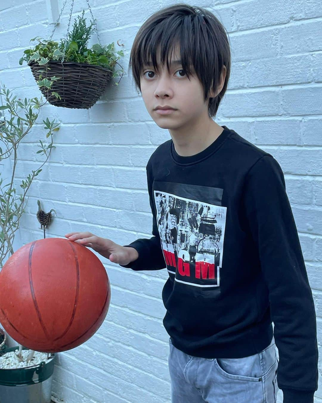 Hyuのインスタグラム：「庭でバスケ🏀 . . . . #バスケ　#ドリブル  #ハーフ男子　#イギリス生活　#日英ハーフ　#ハーフキッズモデル　#ティーンモデル　#レプロ　 #Hyu」