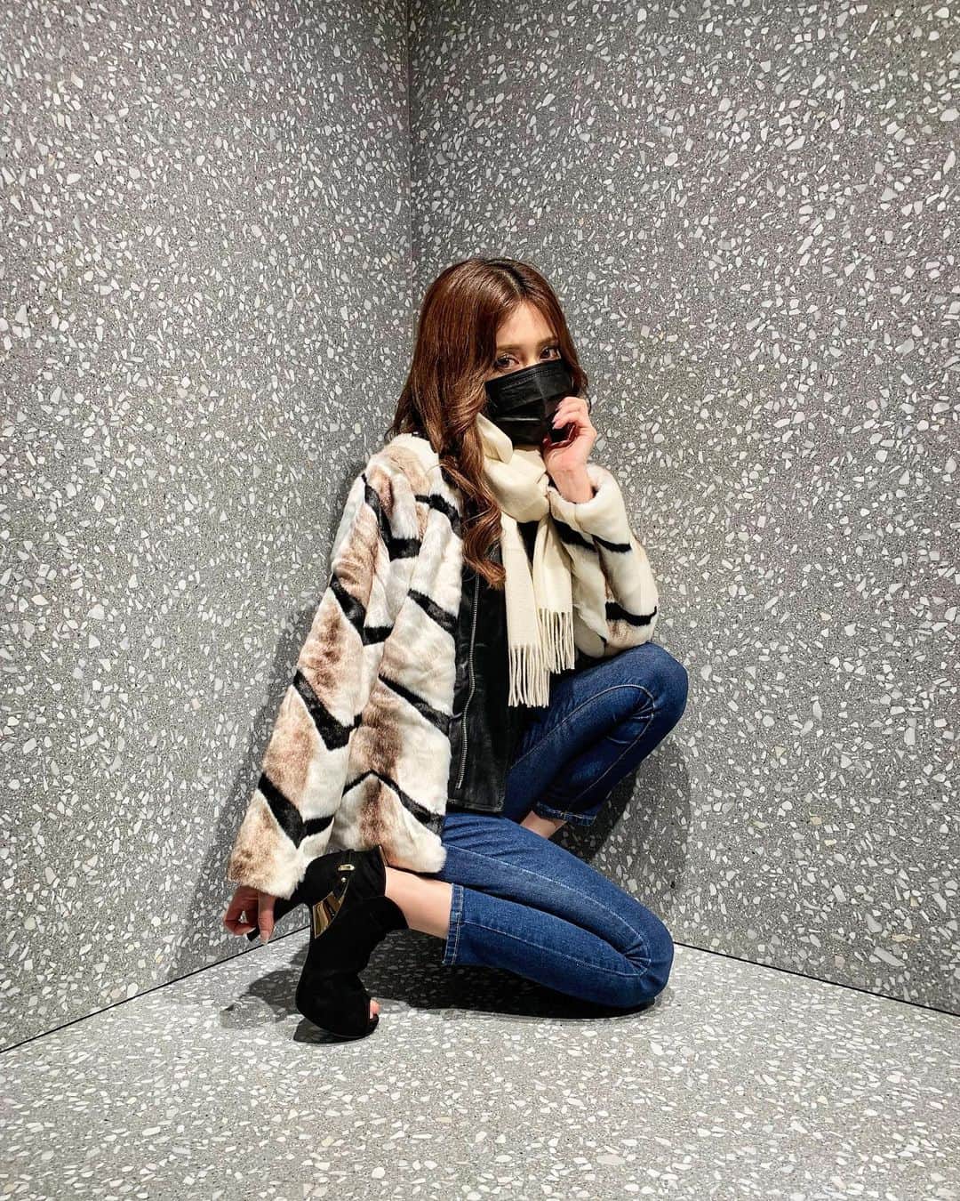 加賀美早紀のインスタグラム：「先日のお洋服 outerは @selectshop.joie  デザイン可愛い💓 それにしてもちょっと マスク大きすぎて顔隠れてますが笑  #冬服 #アウター #ファー #セレクトショップ」