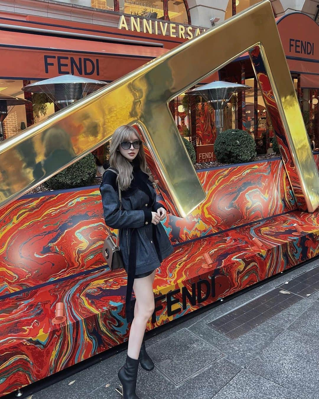 小原優花さんのインスタグラム写真 - (小原優花Instagram)「FENDI Cafeの前に @haircarry の小柳店長にカラーとカットしてもらったよ💇🏼‍♀️🤍🤍  ULTISTのトープグレージュ×カカオブラウンで、グレーベースの１番好きな組み合わせです♡🥰 顔まわりには強めにレイヤー入れてもらったよ🦦✨  あとCARRYさんに新しく入ったトリートメントがすごく良くて、最近カラーの後は必ずリピートしてます❤️‍🔥❤️‍🔥  お得なクーポンでぜひトリートメントも体験してみて下さい！🧝🏻‍♀️💕 ▽ ▽ ミルボンさんの最高ランクの 【GRAND LINKAGE /グランドリンケージ】  毛髪内部の結合力を強化し、サロンカラー直後のキレイな形、キレイな色味を持続させます❣️  ______________________________________  こんなお悩みの方におすすめ♡ ☑️ブリーチ、カラーでの傷み ☑️熱処理での傷み ☑️うねり ☑️広がり  __________________________________________________  エクステにも良くて、短時間でお手頃です！👏🏻💓  カラーやカットなど他のメニューと組み合わせると、 ＼プラス料金／ ¥5500→¥2750(税込)❤️  カラーリングなどは、CARRYの公式アプリで毎月お得なクーポンが出ているのでぜひチェックしてみてください🙏🏻💓  【PICUP】 ●アルティストカラー+トリートメント¥6630 ●ケアブリーチ+ケアカラー+トリートメント¥9980 ●ケアカラー+トリートメント+ハイクオリティシールエクステ(40本)¥21800  ※肩下よりセミロング+¥550 ※ロング+¥1100 ※指名+¥1100 ※代表指名+¥2200  (クーポンは2022年1月13日まで有効です🎟)  ご予約はアプリ・お電話・DMから可能となっております🙆‍♀️💛 ↓  @haircarry  ☎️03-3971-8220  CARRYさんいつもありがとうございます🥰  #hair #carry #hairsalon #美容室 #池袋 #ultist #ultistカラー #シールエクステ #トリートメント」12月13日 21時45分 - yunkoro519