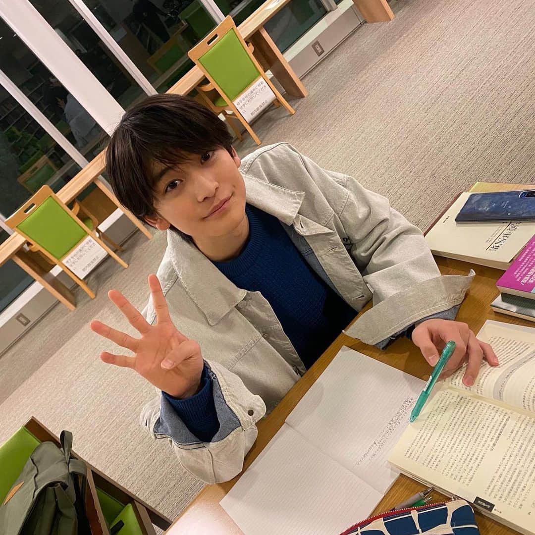 最愛のインスタグラム：「「最愛」最終話まで、あと4日‼︎‼︎  大学目指して勉強中の優くん✏️  #最愛ドラマ #tbs #高橋文哉 #最終話12月17日夜10時」