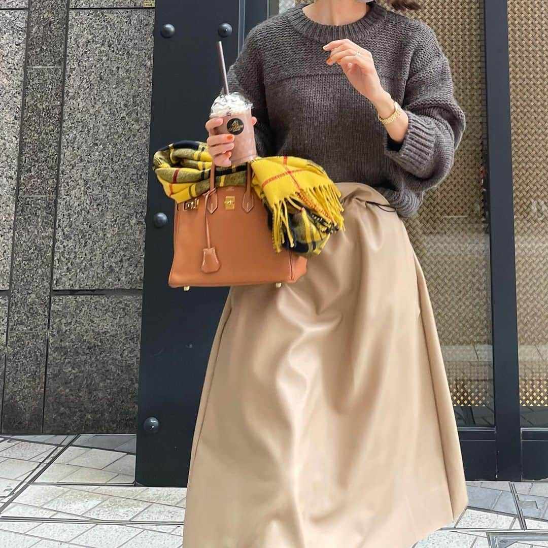 堀江直美さんのインスタグラム写真 - (堀江直美Instagram)「アンゴラ&ウール入りの新作ニット🦙  色味も可愛いくお気に入りです🧶  色違いはIvory🤍 @hiand_official   #HIAND#hermes#エルメス#birkingold#birkin25#ハイアンド #スイフト#きれいめカジュアル#大人カジュアル#hnhiand」12月13日 22時00分 - naomiiiiiiiiiiii