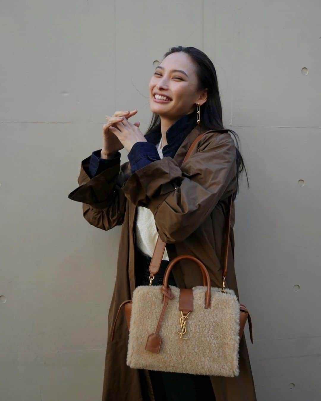 大政絢さんのインスタグラム写真 - (大政絢Instagram)「#今日の絢服  🤎🤍🤎 coat #maxmara  denim jacket #uncrave  knit #amerivintage  pants #chloe  bag #saintlaurent  heel #jimmychoo  earring #tiffanyandco」12月13日 22時12分 - aya_omasa_official