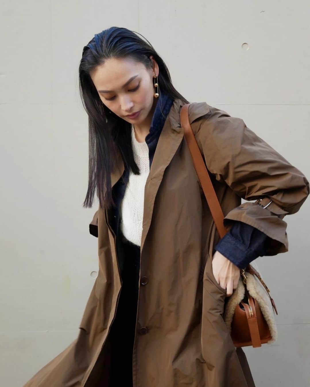 大政絢のインスタグラム：「#今日の絢服  🤎🤍🤎 coat #maxmara  denim jacket #uncrave  knit #amerivintage  pants #chloe  bag #saintlaurent  heel #jimmychoo  earring #tiffanyandco」