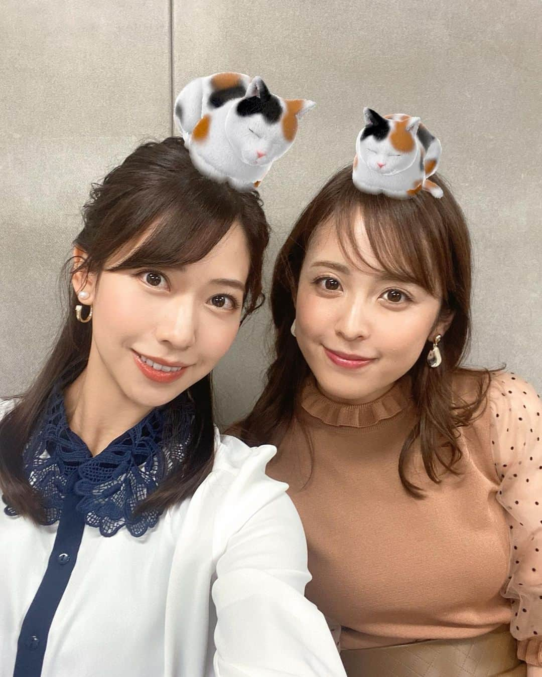 小野寺結衣さんのインスタグラム写真 - (小野寺結衣Instagram)「・ ⁡ ⁡ 久慈ちゃんと...😽💭 ⁡ ⁡ ⁡ 明日もスタジオになりましたᵕ̈*   #ふたご座流星群 を見たい気持ちを ぐっとおさえて急いで寝ます...🌙 ⁡ ⁡ おやすみなさい☺️💤 ⁡ ⁡ ⁡ ⁡ #久慈さんと頭の上に動物シリーズ 1 #ねこ 🐈 #3まで溜まり中 #フジテレビ #めざまし8 #久慈暁子 #小野寺結衣」12月13日 22時11分 - yui_onodera0831