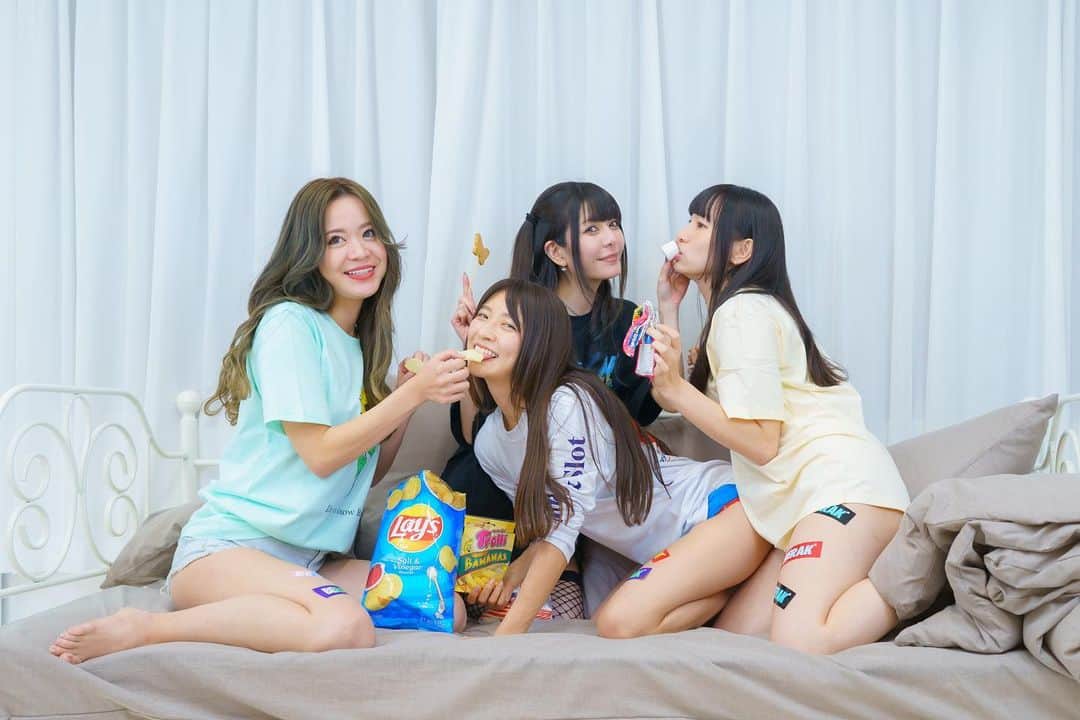 のインスタグラム：「改めまして12月4日グラレボ大阪・心斎橋ありがとうございました❤️  参加者の皆様、出演モデルの皆様、お手伝いしてくれたスタッフの皆さんのおかげで無事に閉幕致しました✨  これで今年の【グラレボ】はラストです🥺  参加者様、出演モデル様どちらにも満足していただけるイベントに  また、主催の私やスタッフも楽しく笑顔がたくさん溢れるイベントにしていきます❗️  まだまだ至らないところも多々ありますが、今後ともどうぞ宜しくお願い致します✨  2022年グラレボ関西は5月と10月に開催予定です🥳お楽しみに✨  ⚠️グラレボにて撮影いただいたお写真のSNS掲載については、各モデルさんにご確認下さい。  集合写真📸  水色T @kozueeeeee_  黒T @shimarisuchan108  白T @aimi_feti  黄T @maomashiro   ALL  T-shirt  @berak_   photo @shoji_photographer   location @dresta_shinsaibashi   #グラレボ #撮影会 #大阪撮影会 #グラレボ大阪 #関西撮影会 #モデル募集m#カメラマン募集　#集合写真 #party #パジャマパーティー #お揃い #お揃いコーデ #お菓子パーティー #パーティー #女子会 #女子会パーティー」