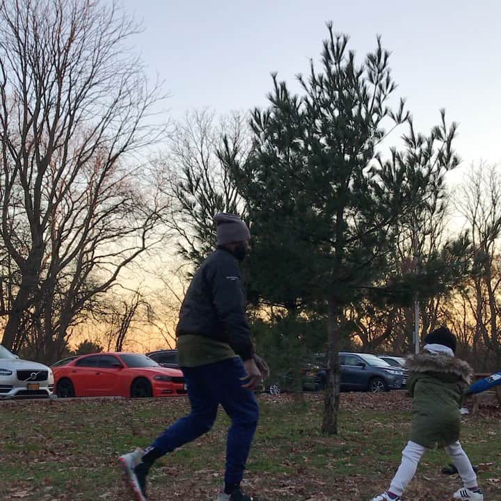 ジェイミー・ヘクターのインスタグラム：「Wrapped season 7 of @bosch and #WeOwnTHisCIty HBO. Always asked What’s next? My biggest project yet, raising these munchkins.   That’s right boy let that primal sound out when you smack that ball!」