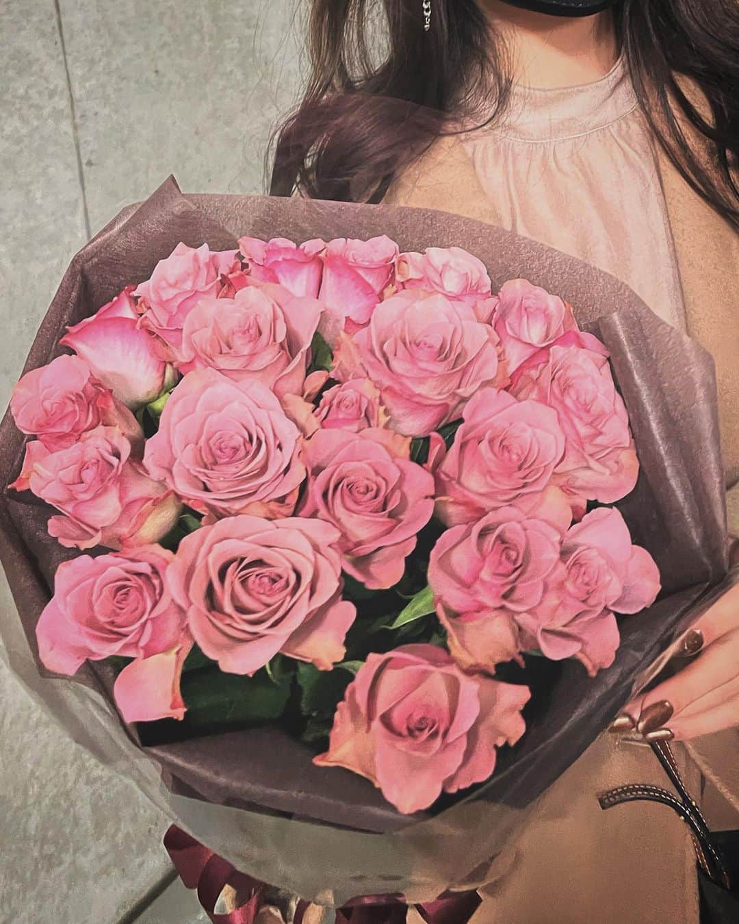 宮内理沙さんのインスタグラム写真 - (宮内理沙Instagram)「🌹🖤 . . 紫っぽいくすみピンクが本当にかわいいいいいい🥰 お花っていつ貰っても嬉しいね💐」12月13日 23時10分 - risa_miyauchi