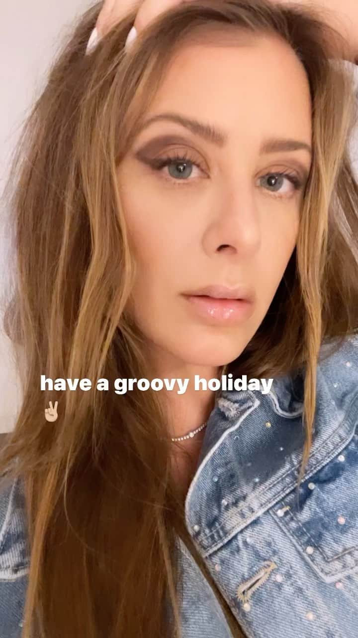 ロー・ボスワースのインスタグラム：「Remember 10 years ago when I did YouTube makeup tutorials? 💞❤️💞」