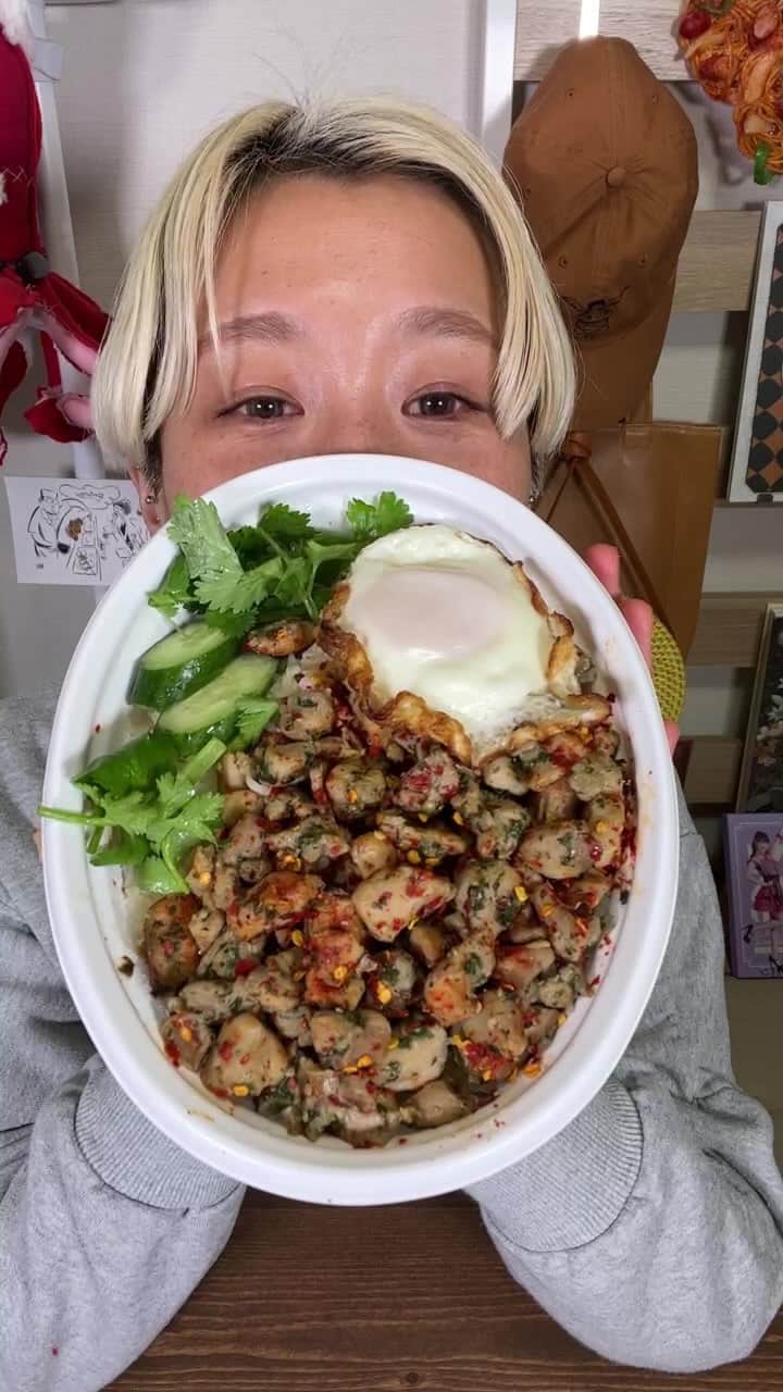ロシアン佐藤のインスタグラム：「𓀤𓀥𓀤𓀥 新橋のヒウマイさんだけで頼めるガパオ。 わたしにお魚を教え込んでくれたイトウジュンちゃんがプロデュースしとる🥰 じゅんちゃゆはタイ料理の先生もしとって、じゅんちゃんのタイカレーがわたしが食べたことあるグリーンカレーの中で一番感動したカレー🥺🥺」