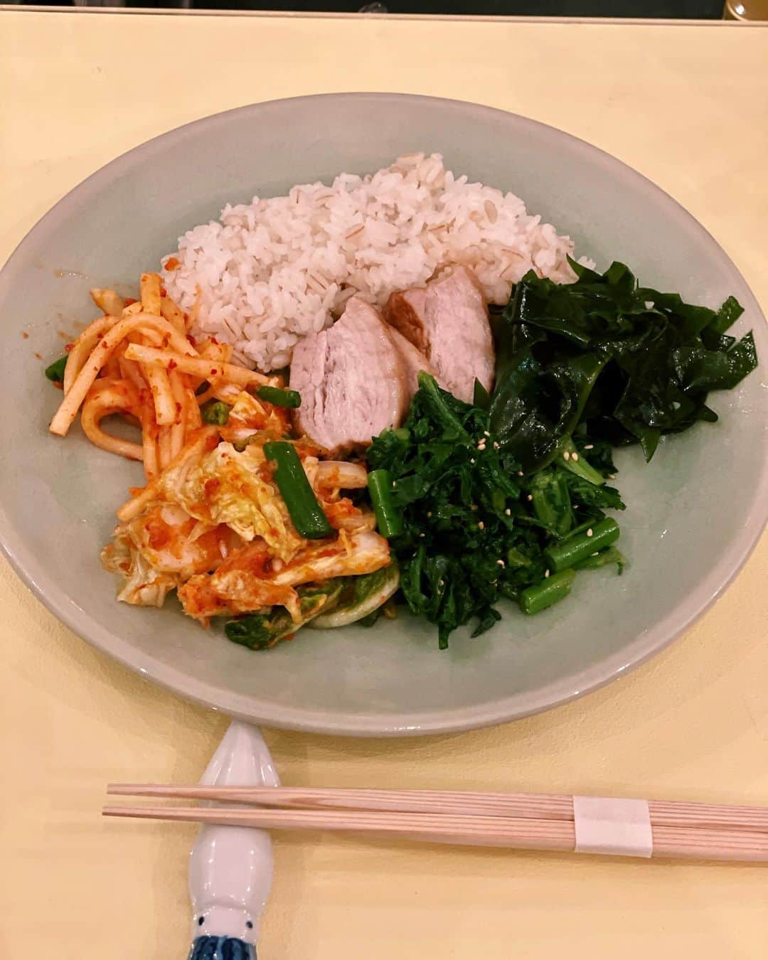加藤紀子のインスタグラム：「やっぱりさすがなレシピが、 美味し楽しかった ママ @snack_urban レッスン🥰  白菜、春菊、大根、ネギ、玉ねぎ、ディル…畑野菜大活躍レシピをありがと〜な時間でした！」
