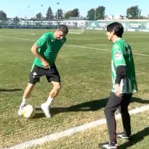 のインスタグラム：「Joaquín Sánchez🇪🇸 Diego Lainez🇲🇽 伝説のドリブラー🇪🇸ホアキン選手 オリンピックで日本に衝撃を与えた 怪物ドリブラー メキシコ代表10番🇲🇽ライネス選手 今後の僕達の挑戦をお楽しみください👍⚽️“Mucha suerte”Real betis balompie」