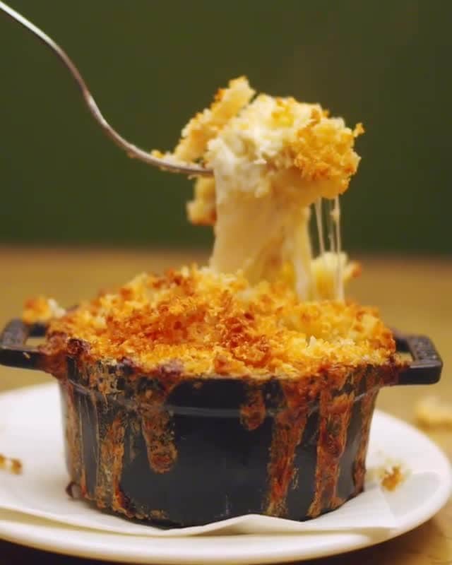 Staub USA（ストウブ）のインスタグラム：「Hello gorgeous. This 5-cheese mac and cheese from @hawksmoornyc looks outstanding. Just look at that crackly top 🤩 Pay them a visit to try it yourself, or visit our Instagram Shop to pick up some STAUB minis of your own to make it at home. #madeinStaub」