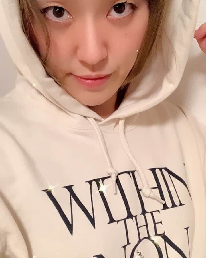 のインスタグラム：「2021年12月13日  UNIQLO✖️星野源さんフーディー (GEN HOSHINO ✖️UT)  白系の私服はほぼ持っていなかったので、これから愛用させていただきます🙏🤍  @uniqlo_jp  @iamgenhoshino   #UNIQLO #星野源 さん #くだらないの中に  #ユニクロ #foodie」