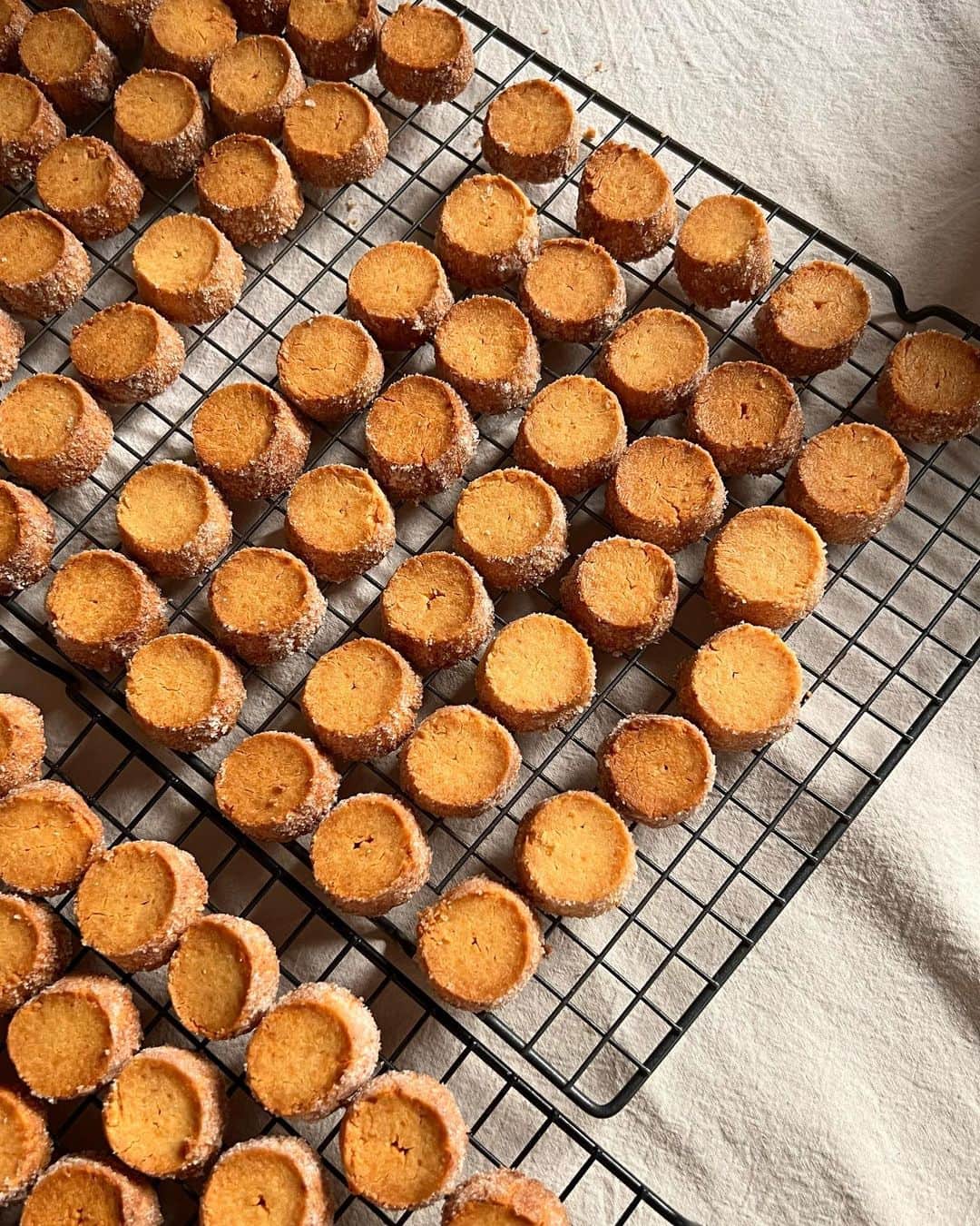 シン・セギョンのインスタグラム：「구움과자 만드는 영상 올렸어용….🤎 링크는 프로필에🍯 Link in bio💛🍯🌼🤎」