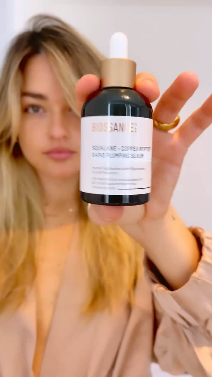 ヴェール・ゲンタのインスタグラム：「Let me introduce you to @biossance new Squalane + Copper Peptide Rapid Plumping Serum… provides instant yet long lasting hydration to make us all look dewy and quenched, no matter the day!! xx #BiossancePartner 💧」